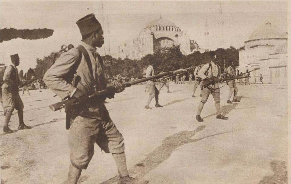 1919 - Ayasofya önünde talim yapan Fransız lejyoneri Senegalli askerler. 